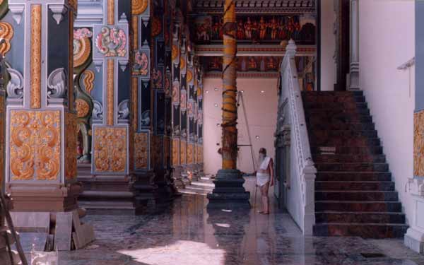 Balamurugan Adimai on Rathinagiri Temple verandah Dec 2002